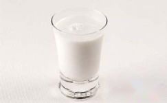 女人喝牛奶的好处 教你四招选购安全牛奶饮品