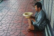 一个乞丐在街头行乞，这时，一个路人走来，他看了看乞丐说