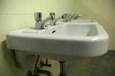 如何肃清卫生间的瓷制脸盆、浴缸的铁锈渍？