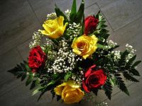 红玫瑰代表热情真爱；黄玫瑰代表珍重祝福和嫉妒失恋