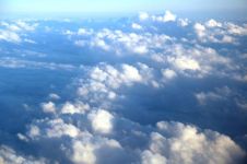 飞机的声音从云层中窜出，抬头望去碧蓝的天空