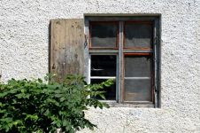 倚一扇小窗，看几件寻常旧物，闲置于庭院