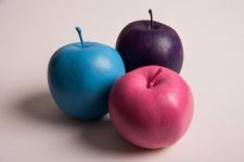 被水洗会掉颜色的水果都是用色素染色的？
