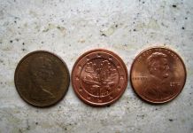 在有二枚市面常用的硬币，面值共为六毛