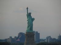 为什么自由女神像老站在纽约港
