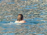 一位游泳运动员横渡了英吉利海峡。当他登陆时