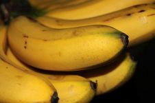 将待熟的香蕉放入冰箱内贮存，能使香蕉在较长时间内保鲜