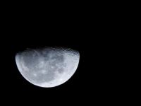 遥看一轮云间月，月朗星稀，宛然流水的月光