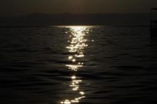 湖面波光粼粼，月光温柔荡漾