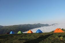 狄仁杰和元芳在山坡上搭帐篷露营！