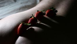 草莓屁股发白是激素运用过量？