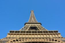屹立不倒的巴黎铁塔