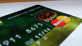 银行借记卡刷卡消费有没有日限额？