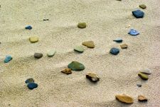 海涛拍击岩石和沙滩的声音永无休止地喧响着示例