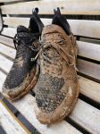 污泥地与旅游鞋