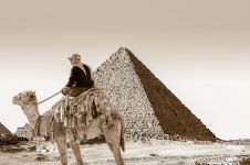 震惊！揭秘古埃及法老金字塔现少量肉干之谜