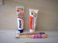 男子剃须时，可用牙膏代替肥皂，由于牙膏不含游离碱