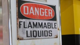 向火里添加液体燃料很风险？