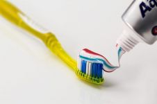 现代人没有牙膏是怎样刷牙的?