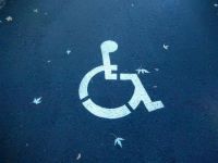 轮椅在大街上前进（一位残疾人的心声）