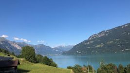 瑞士的湖水一例是淡蓝的