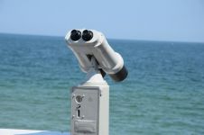 海边投币望远镜观景