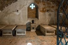 “最美皇后”墓穴:法老图坦卡蒙墓穴中的密室