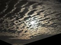 月光穿过云层