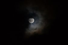 夜露黏寒，层云弄影，烛映帘栊月半弯示例